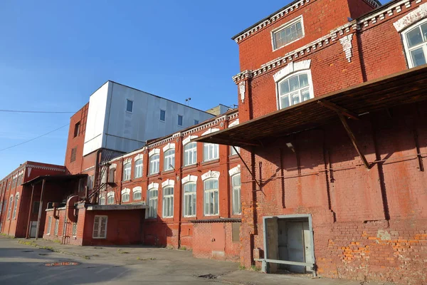 Ancien bâtiment industriel en brique rouge — Photo