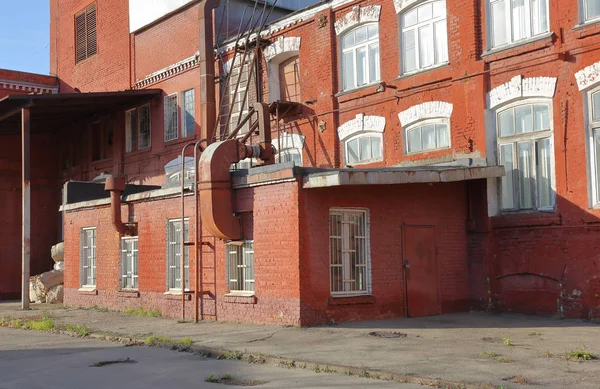 Edifício industrial de tijolo vermelho velho — Fotografia de Stock