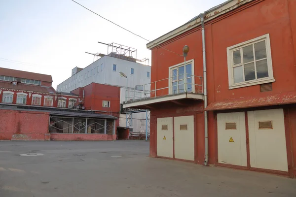 Stary budynek przemysłowy z czerwonej cegły — Zdjęcie stockowe