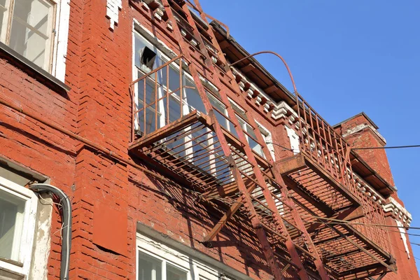 Old red brick industrial building — Stock Photo, Image