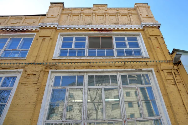 Old yellow brick industrial building — Stock Photo, Image