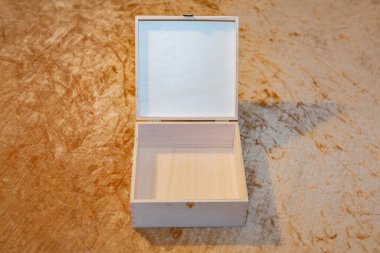 Değerli eşyaları ve mücevherleri saklamak için küçük zarif bir tahta tabut.