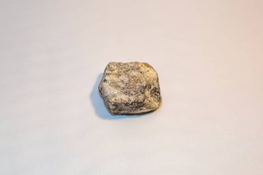 Jeolojik nadir maddelerin toplanmasından elde edilen doğal mineral taşı.