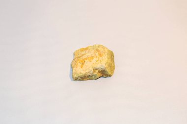 Jeolojik nadir maddelerin toplanmasından elde edilen doğal mineral taşı.