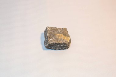 Jeolojik nadir maddelerin toplanmasından elde edilen doğal mineral taşı.