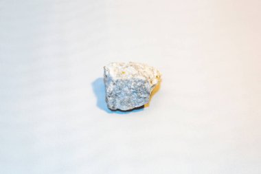 Jeolojik nadir maddelerin toplanmasından elde edilen doğal mineral taşı.