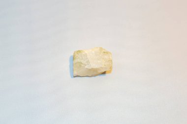 Jeolojik nadir maddelerin toplanmasından elde edilen doğal mineral taşı.