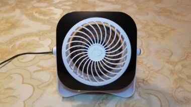 Ofiste ya da evde masa için kablolu küçük plastik vantilatör.