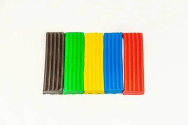 Yaratıcılık ve çocukluktan beri becerilerin gelişimi için parlak renkli modelleme kil parçaları