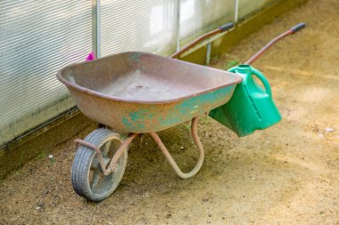 Bahçede ve arka bahçede inşaat malzemelerinin elle taşınması için demir el arabası.