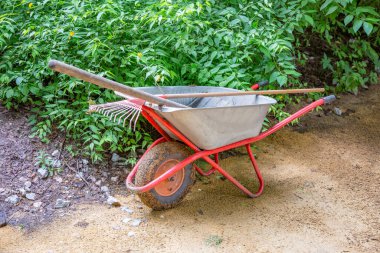 Bahçede ve arka bahçede inşaat malzemelerinin elle taşınması için demir el arabası.