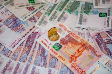 Modern Rus rublesi. Kağıt faturaları masaya serildi.