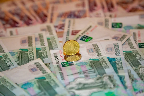 Dinero Moderno Rublos Rusos Facturas Papel Puestas Sobre Mesa — Foto de Stock
