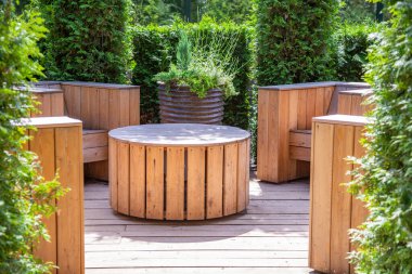 Tahtadan yapılmış el yapımı mobilyalar. Bahçeyi ve bahçeyi düzenlemek için fikir