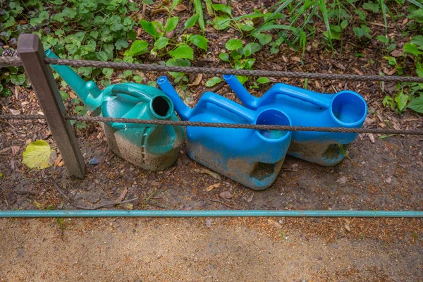 Niebieski Plastikowy Kanister Nawadniania Podlewania Kwiatów Roślin Ogrodowych — Zdjęcie stockowe