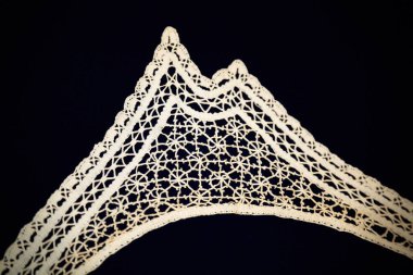 Elbise dekorasyonu için el dokuması eski dantelli güzel bir yüzey. 20. yüzyılın başlangıcı.