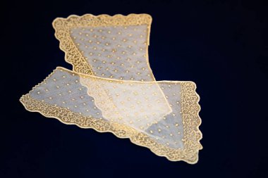 Elbise dekorasyonu için el dokuması eski dantelli güzel bir yüzey. 20. yüzyılın başlangıcı.