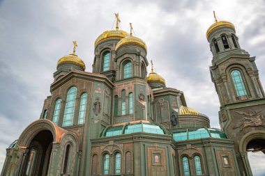 Kubinka, Rusya - 26 Temmuz 2020: Rusya Federasyonu Silahlı Kuvvetleri Ana Tapınağı 'nın dışı. 2020 'de açılmış. Cam ve metalden yapılmış. 1945 'in eritilmiş faşist tankları ve ekipmanları cephede.