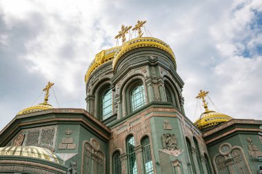 Kubinka, Rusya - 26 Temmuz 2020: Rusya Federasyonu Silahlı Kuvvetleri Ana Tapınağı 'nın dışı. 2020 'de açılmış. Cam ve metalden yapılmış. 1945 'in eritilmiş faşist tankları ve ekipmanları cephede.