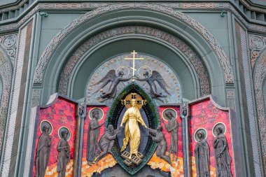 Kubinka, Rusya - 26 Temmuz 2020: Rusya Federasyonu Silahlı Kuvvetleri Ana Tapınağı 'nın dışı. 2020 'de açılmış. Cam ve metalden yapılmış. 1945 'in eritilmiş faşist tankları ve ekipmanları cephede.