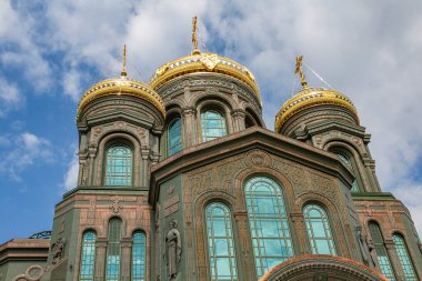 Kubinka, Rusya - 26 Temmuz 2020: Rusya Federasyonu Silahlı Kuvvetleri Ana Tapınağı 'nın dışı. 2020 'de açılmış. Cam ve metalden yapılmış. 1945 'in eritilmiş faşist tankları ve ekipmanları cephede.