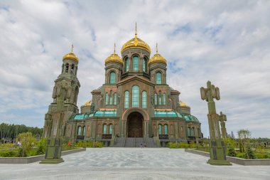 Kubinka, Rusya - 26 Temmuz 2020: Rusya Federasyonu Silahlı Kuvvetleri Ana Tapınağı 'nın dışı. 2020 'de açılmış. Cam ve metalden yapılmış. 1945 'in eritilmiş faşist tankları ve ekipmanları cephede.