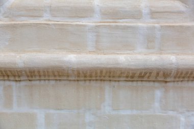 Arka bahçedeki yıpranmış duvarın desenli yüzeyi.