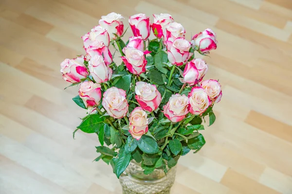 Natuurlijk Boeket Van Verse Roze Rozen Voor Een Verjaardag Jubileum — Stockfoto