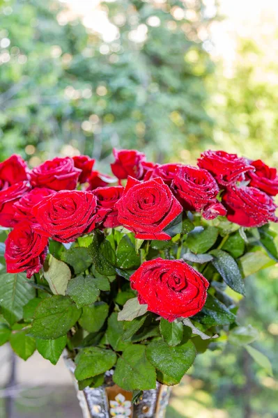 Natuurlijk Boeket Van Verse Rode Rozen Voor Een Verjaardag Jubileum — Stockfoto