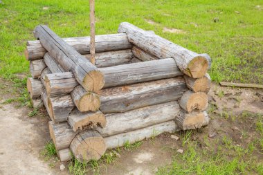Kırsal kesimde kuru odunlardan yapılmış eski ahşap.