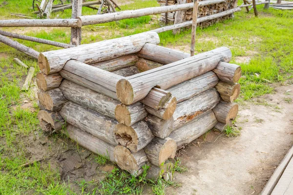 农村用干原木制成的旧木井 — 图库照片
