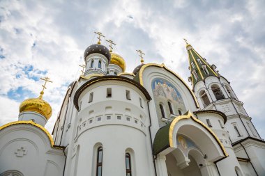 Knyazhye Gölü, Rusya - 26 Temmuz 2020: Saint Alexander Nevsky Tapınağı cephesi