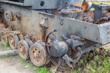 İkinci Dünya Savaşı 'ndan kalma yanmış bir Nazi tankının kalıntıları.