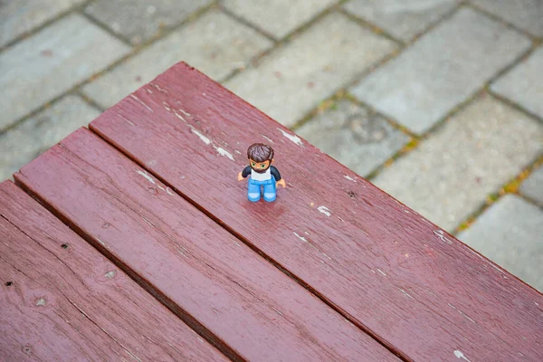Brinquedo Plástico Infantil Fica Uma Mesa Rua Feita Placas Rachadas — Fotografia de Stock