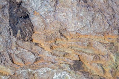 Doğal kaba bir taşın orijinal dokulu yüzeyi