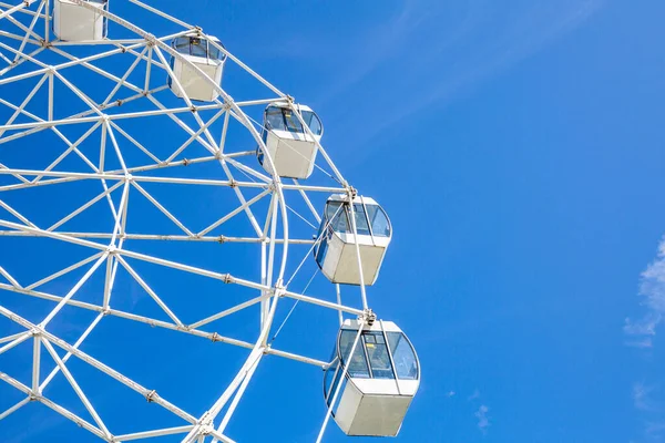 Big Ferris Wheel White Cabins Amusement Park Blue Sky Sunny — Stock Photo, Image