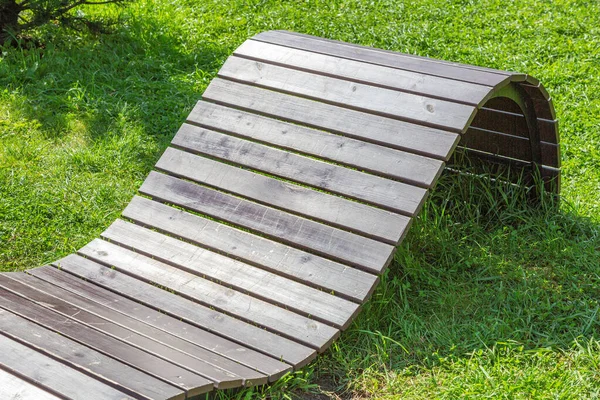 用木板做的手工躺椅 园圃及后院美化的意念 — 图库照片