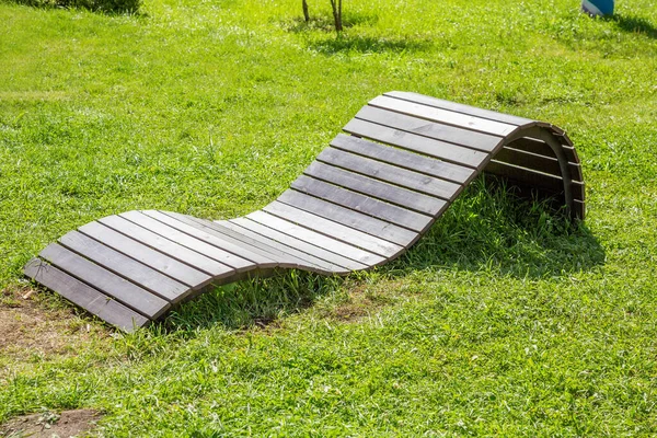 用木板做的手工躺椅 园圃及后院美化的意念 — 图库照片