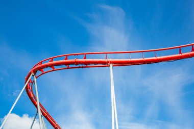 Lunaparktaki lunaparkta hız treni. Güneşli bir yaz gününde mavi gökyüzü arka planında.