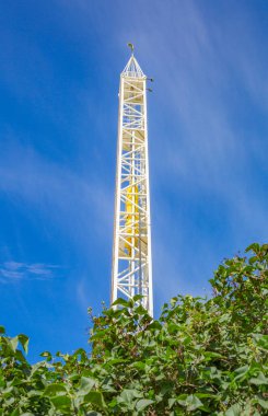 Eğlence parkının cazibesinin bir parçası. Yokuş aşağı ve ziyaretçiler için yüksek çelik kule