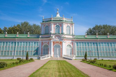 Moskova, Rusya - 8 Ağustos 2020: Tarihi müze-mülk Kuskovo mimari topluluğunun bir parçası. 18. yüzyıl mimarisi ve park peyzajının güzel bir örneği.