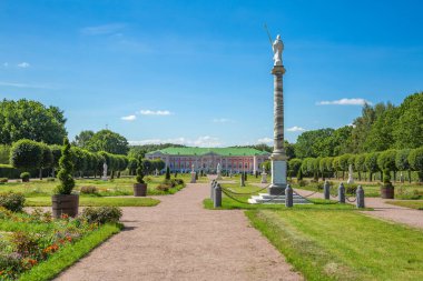 Moskova, Rusya - 8 Ağustos 2020: Tarihi müze-mülk Kuskovo mimari topluluğunun bir parçası. 18. yüzyıl mimarisi ve park peyzajının güzel bir örneği.
