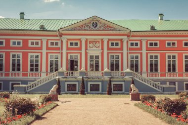 Moskova, Rusya - 8 Ağustos 2020: Tarihi müze-mülk Kuskovo mimari topluluğunun bir parçası. 18. yüzyıl mimarisi ve park peyzajının güzel bir örneği.