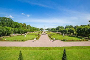 Moskova, Rusya - 8 Ağustos 2020: Tarihi müze-mülk Kuskovo mimari topluluğunun bir parçası. 18. yüzyıl mimarisi ve park peyzajının güzel bir örneği.