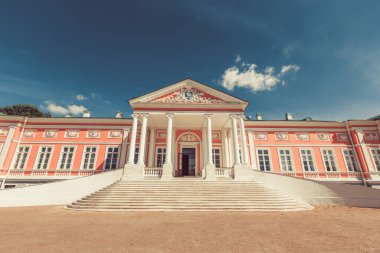 Moskova, Rusya - 8 Ağustos 2020: Tarihi müze-mülk Kuskovo mimari topluluğunun bir parçası. 18. yüzyıl mimarisi ve park peyzajının güzel bir örneği.
