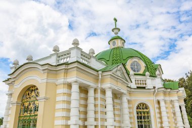 Moskova, Rusya - 8 Ağustos 2020: Tarihi müze-mülk Kuskovo mimari topluluğunun bir parçası. 18. yüzyıl mimarisi ve park peyzajının güzel bir örneği.