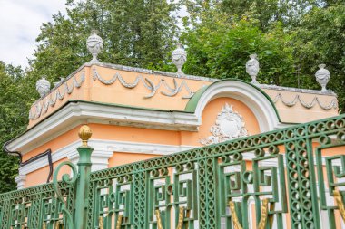 Moskova, Rusya - 8 Ağustos 2020: Tarihi müze-mülk Kuskovo mimari topluluğunun bir parçası. 18. yüzyıl mimarisi ve park peyzajının güzel bir örneği.