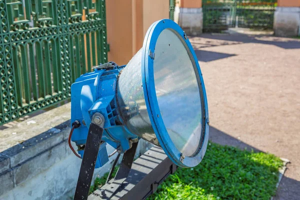 Régi Vas Kék Reflektorfény Kiemelni Látnivalók Egy Nyilvános Parkban — Stock Fotó