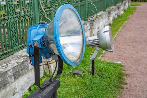 Régi Vas Kék Reflektorfény Kiemelni Látnivalók Egy Nyilvános Parkban — Stock Fotó