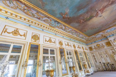 Moskova, Rusya - 8 Ağustos 2020: Tarihi Kuskovo müzesinin mimari topluluğunun iç mimarisi